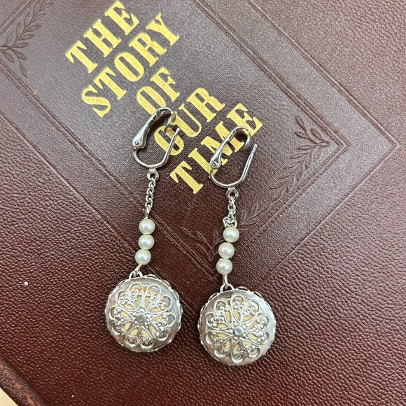 Vintage 1970s Sarah Coventry Clip-On Earrings with Flat Faux Pearls - Picture 4 of 8